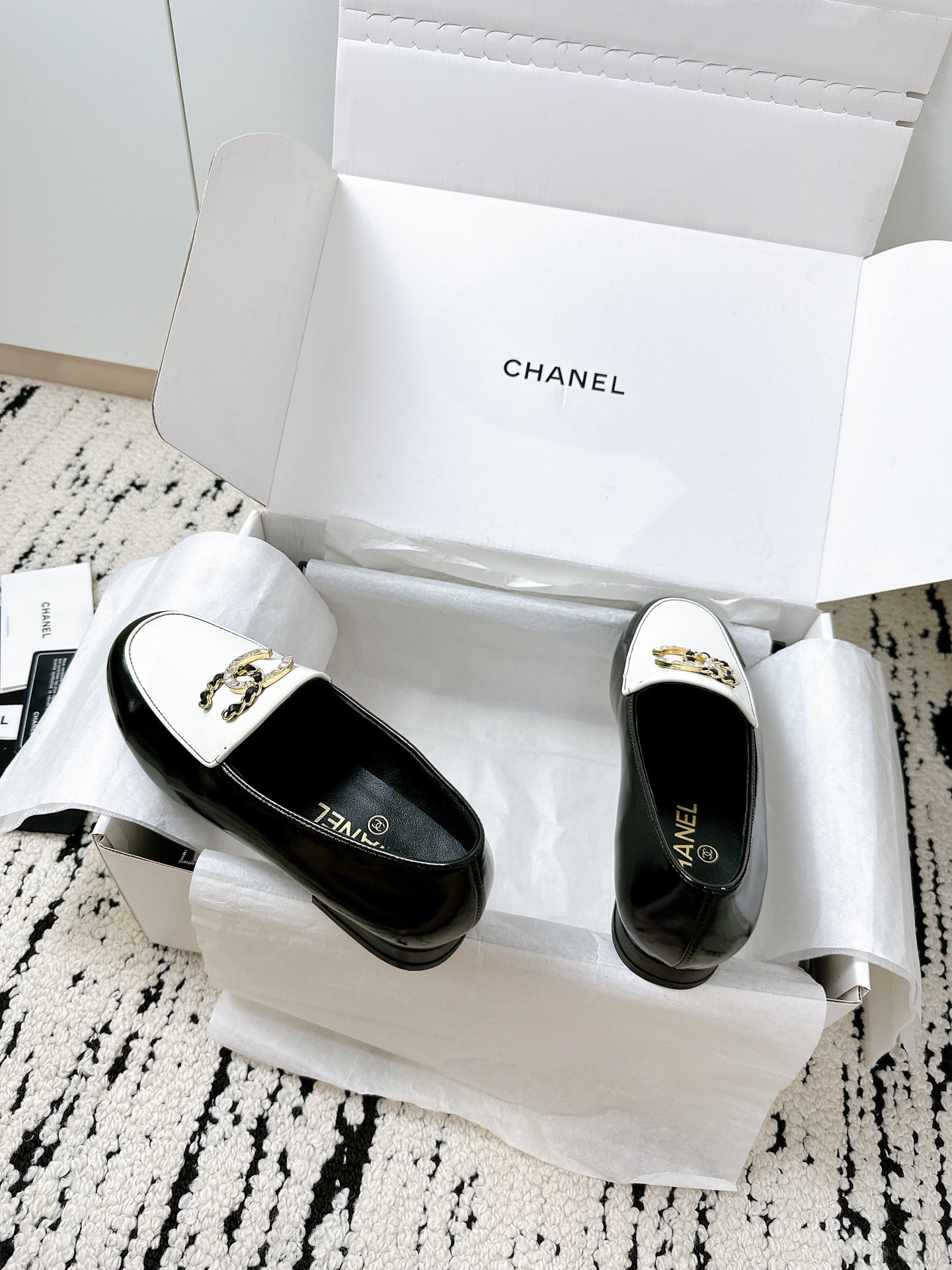 LOAFERS IN WHITE AND BLACK CALFSKIN HARDWARE WITH ROCK MIX CHAIN