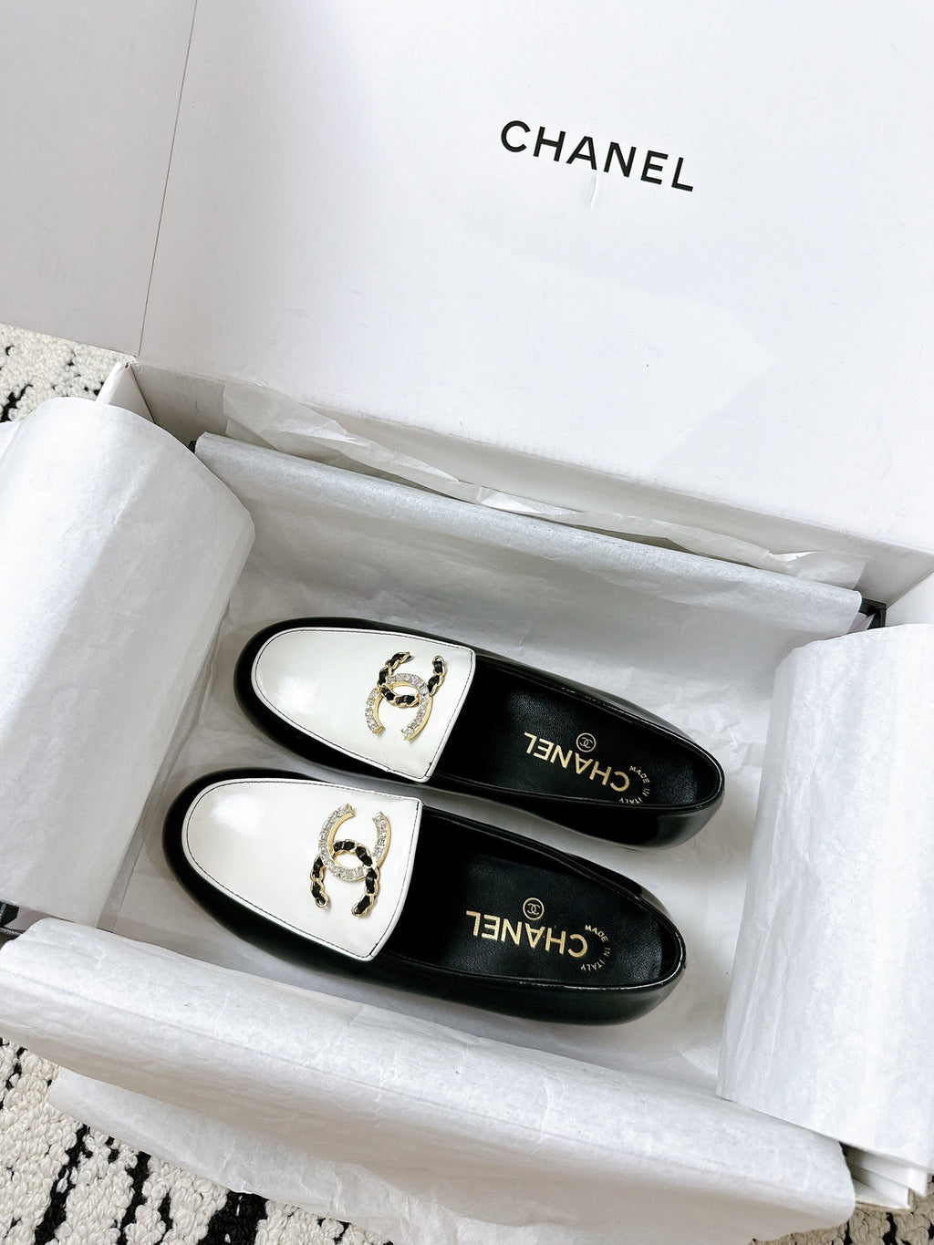LOAFERS IN WHITE AND BLACK CALFSKIN HARDWARE WITH ROCK MIX CHAIN
