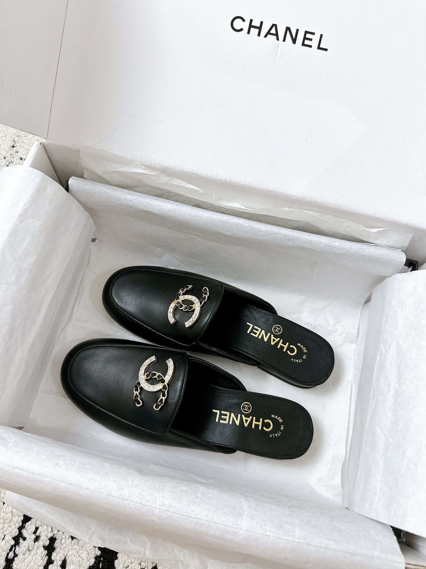 CC FLAT MULE IN BLACK CALFSKIN HARDWARE WITH ROCK MIX CHAIN