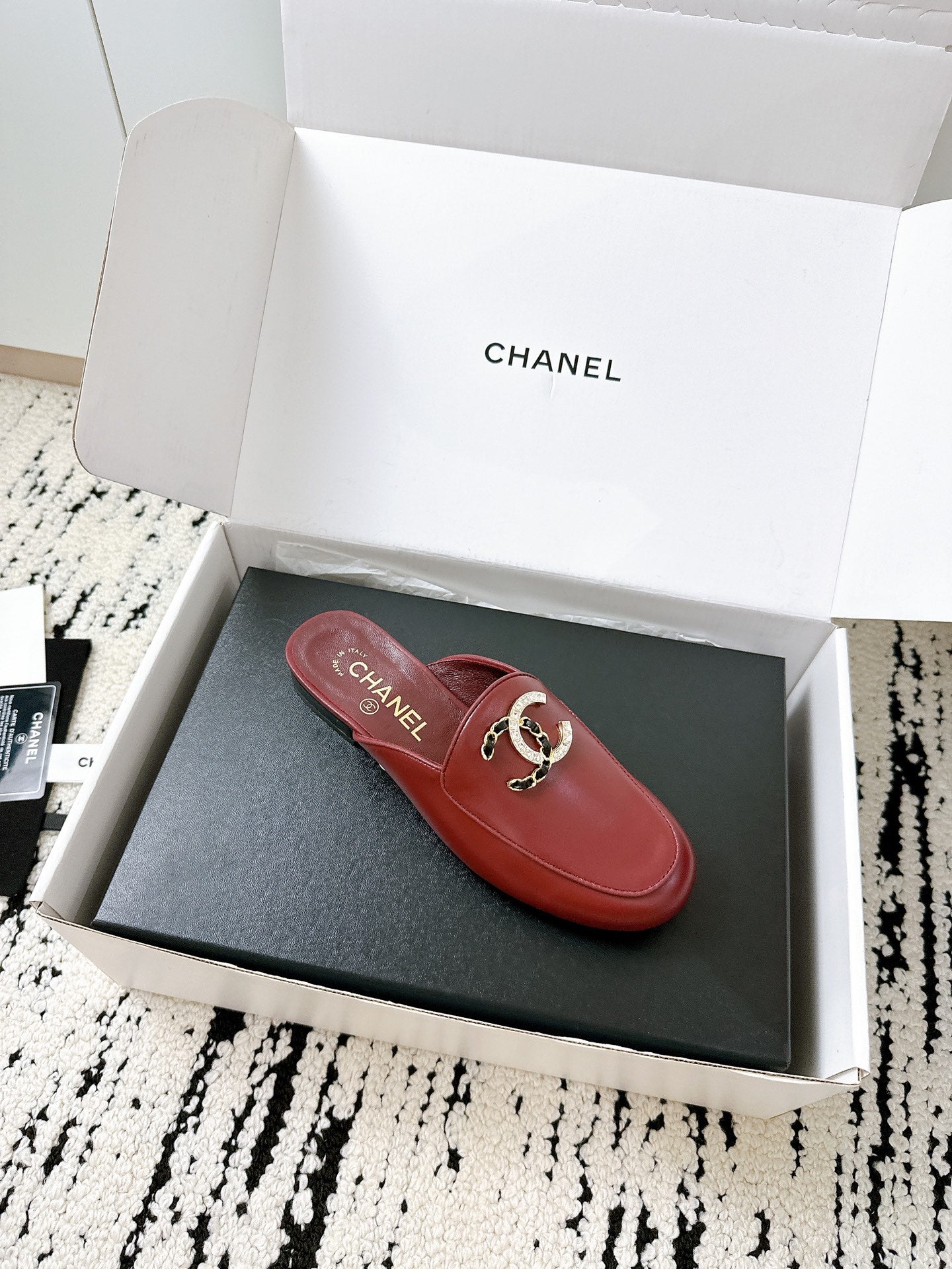 CC FLAT MULE IN RUBY RED CALFSKIN HARDWARE WITH ROCK MIX CHAIN