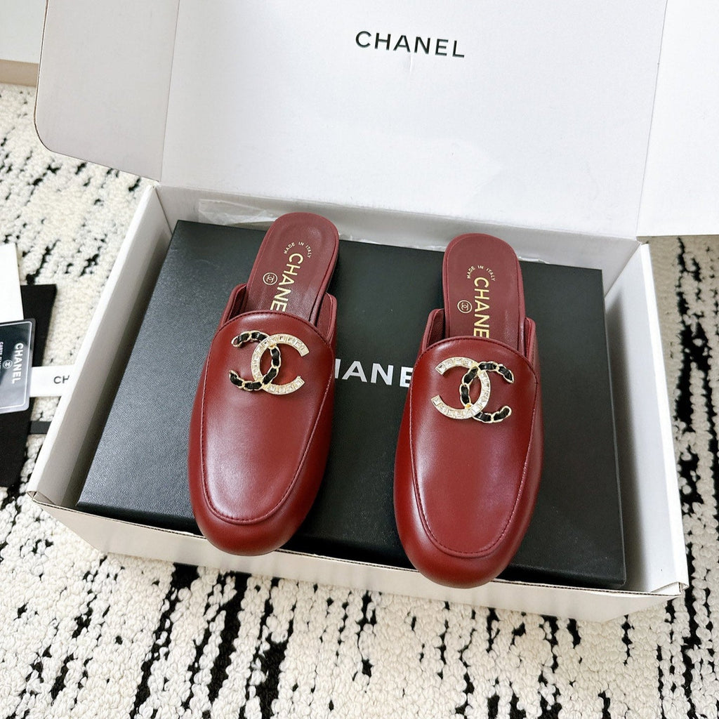 CC FLAT MULE IN RUBY RED CALFSKIN HARDWARE WITH ROCK MIX CHAIN