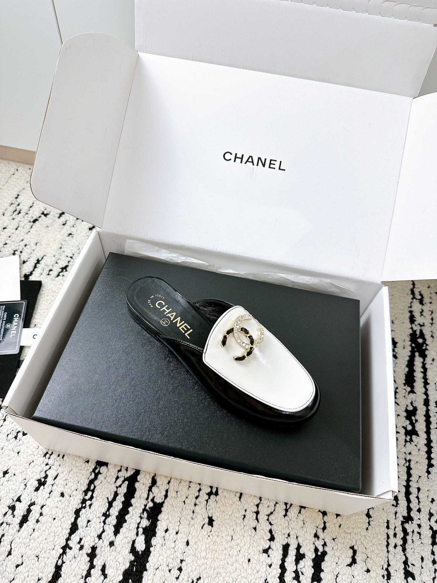 CC FLAT MULE IN WHITE AND BLACK CALFSKIN HARDWARE WITH ROCK MIX CHAIN