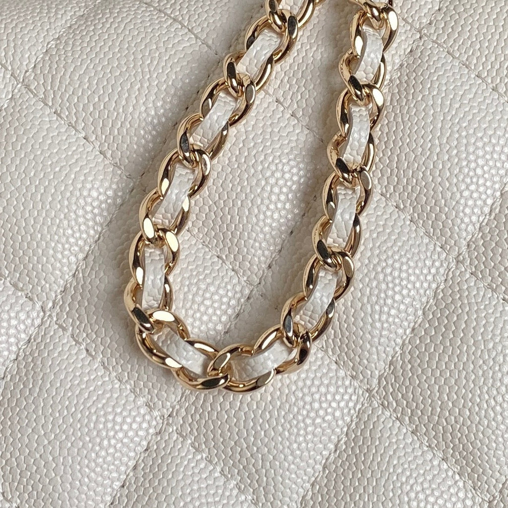 25C FLAP BAG 18 IN WHITE SHINY GRAINED CALFSKIN GOLD HARDWARE
