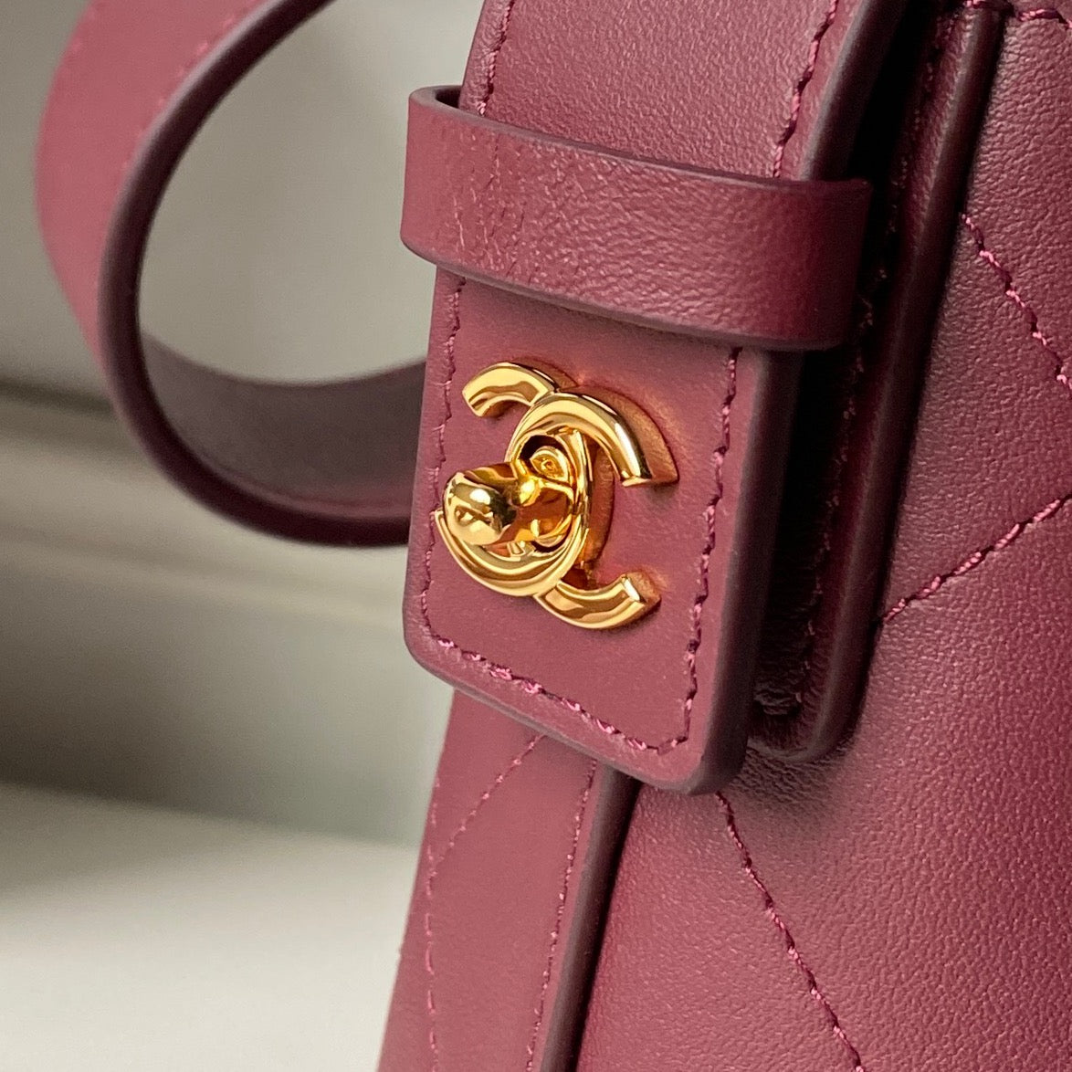 CHANEL 26S BUCKET SHOULDER BAG 27 IN BURGUNDY RED LAMBSKIN GOLD HARDWARE