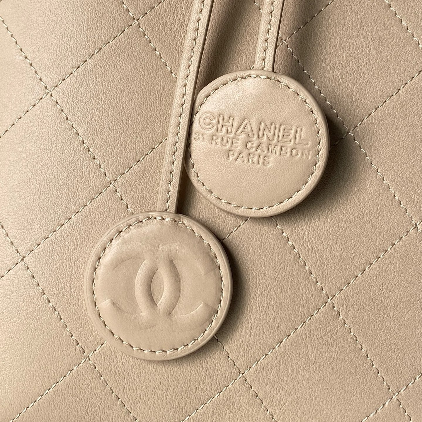 CHANEL 26S BUCKET SHOULDER BAG 27 IN BEIGE LAMBSKIN GOLD HARDWARE