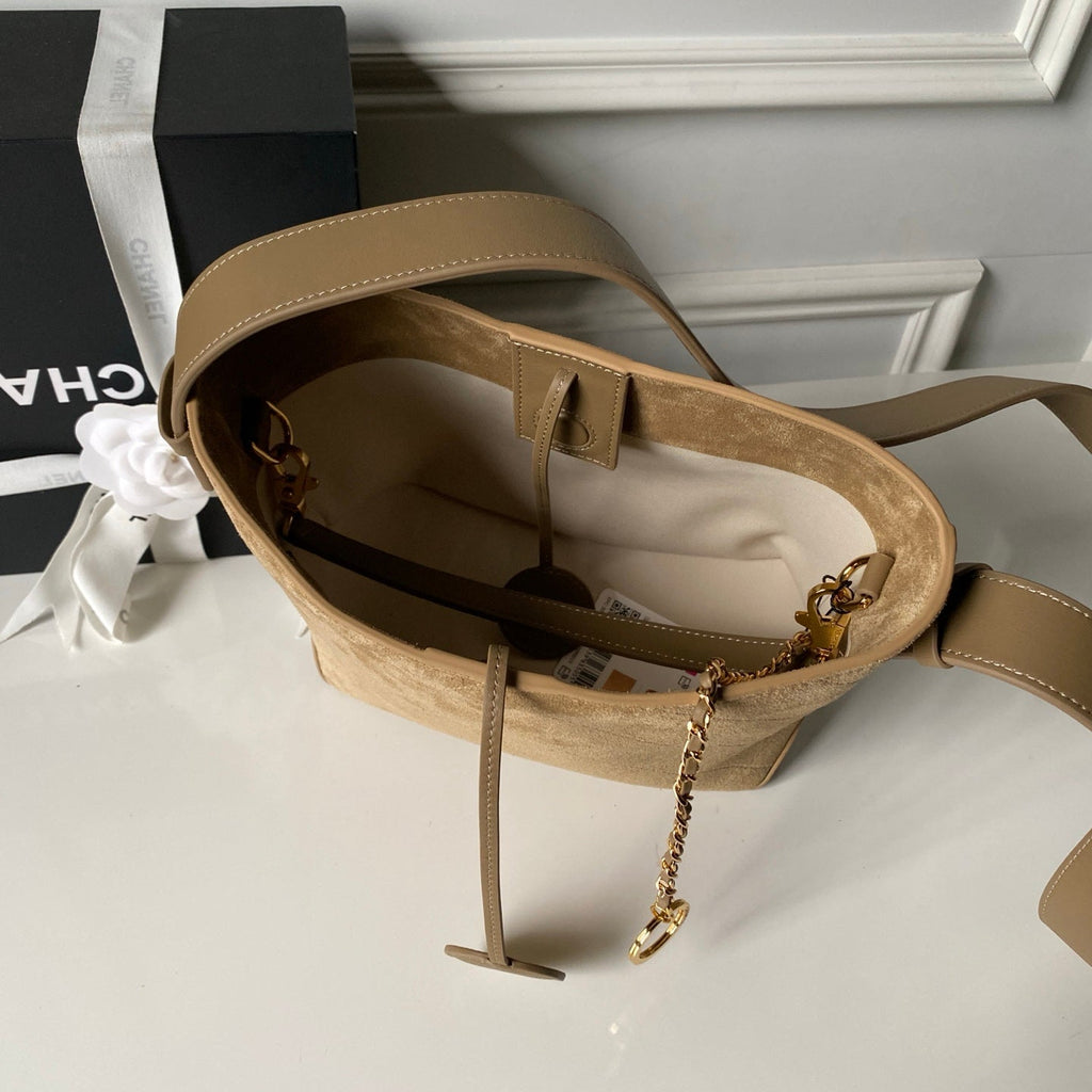CHANEL 26S BUCKET SHOULDER BAG 27 IN CAMEL BROWN SUEDE AND CALFSKIN GOLD HARDWARE