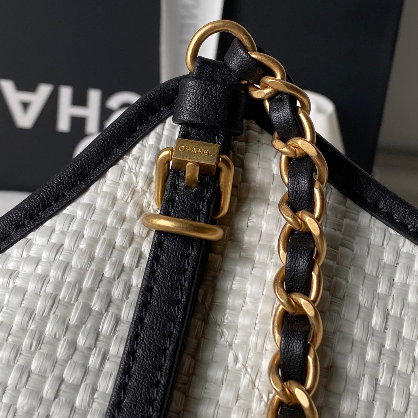 CHANEL 26S MAXI SHOPPING BAG 28 IN WHITE RAFFIA AND BLACK CALFKIN GOLD HARDWARE