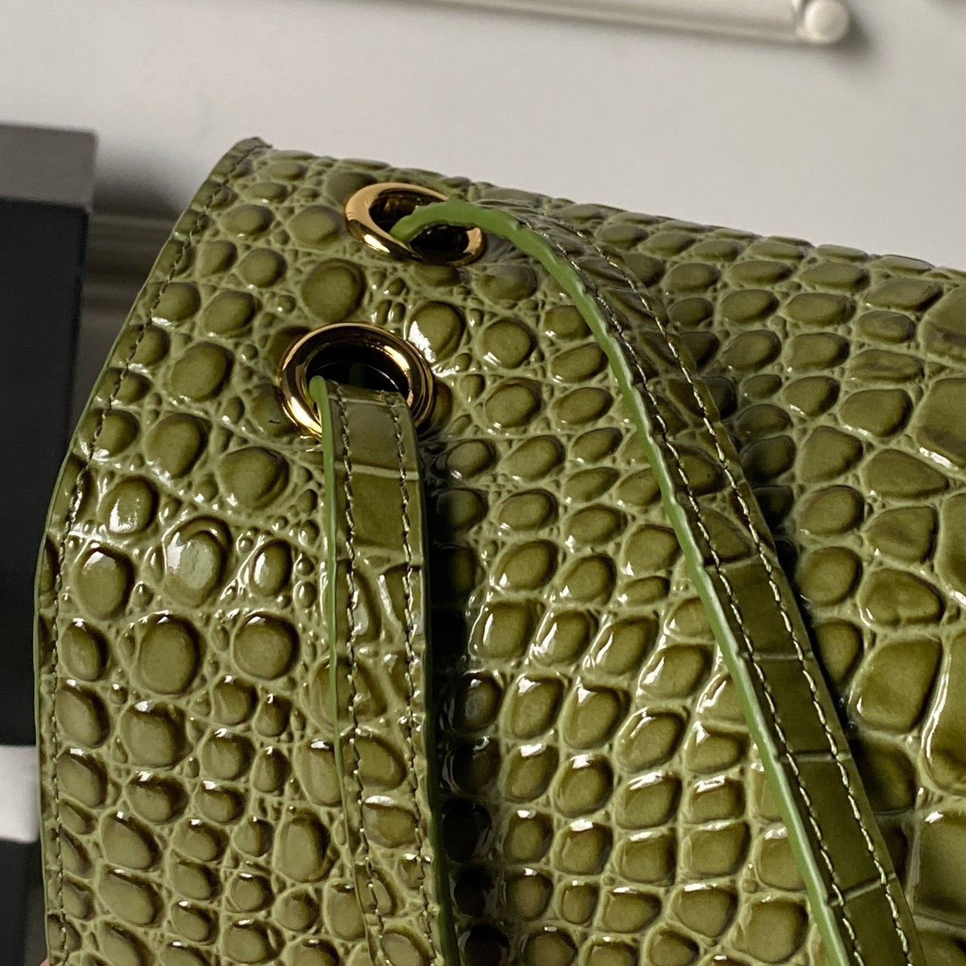 CHANEL 26S CC LOGO SHOULDER BAG 39 IN OLIVE GREEN CROCODILE-EMBOSSED CALFSKIN GOLD HARDWARE