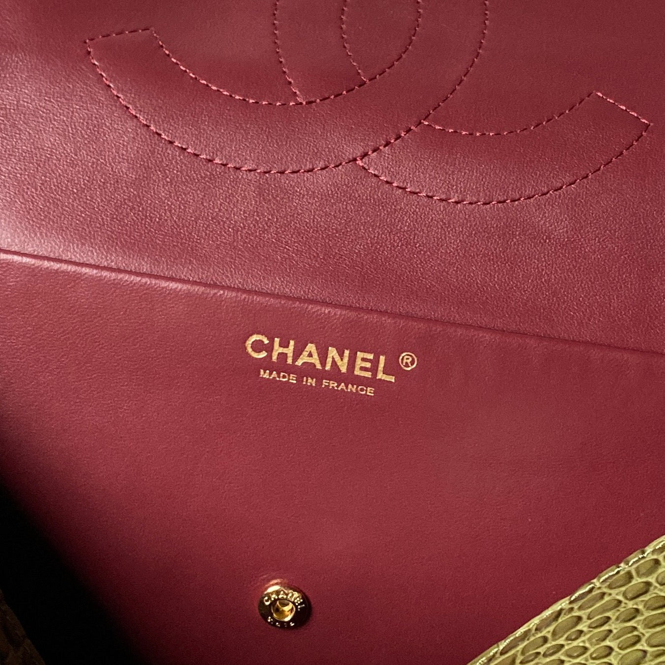 CHANEL 26S CC LOGO SHOULDER BAG 32 IN OLIVE GREEN CROCODILE-EMBOSSED CALFSKIN GOLD HARDWARE
