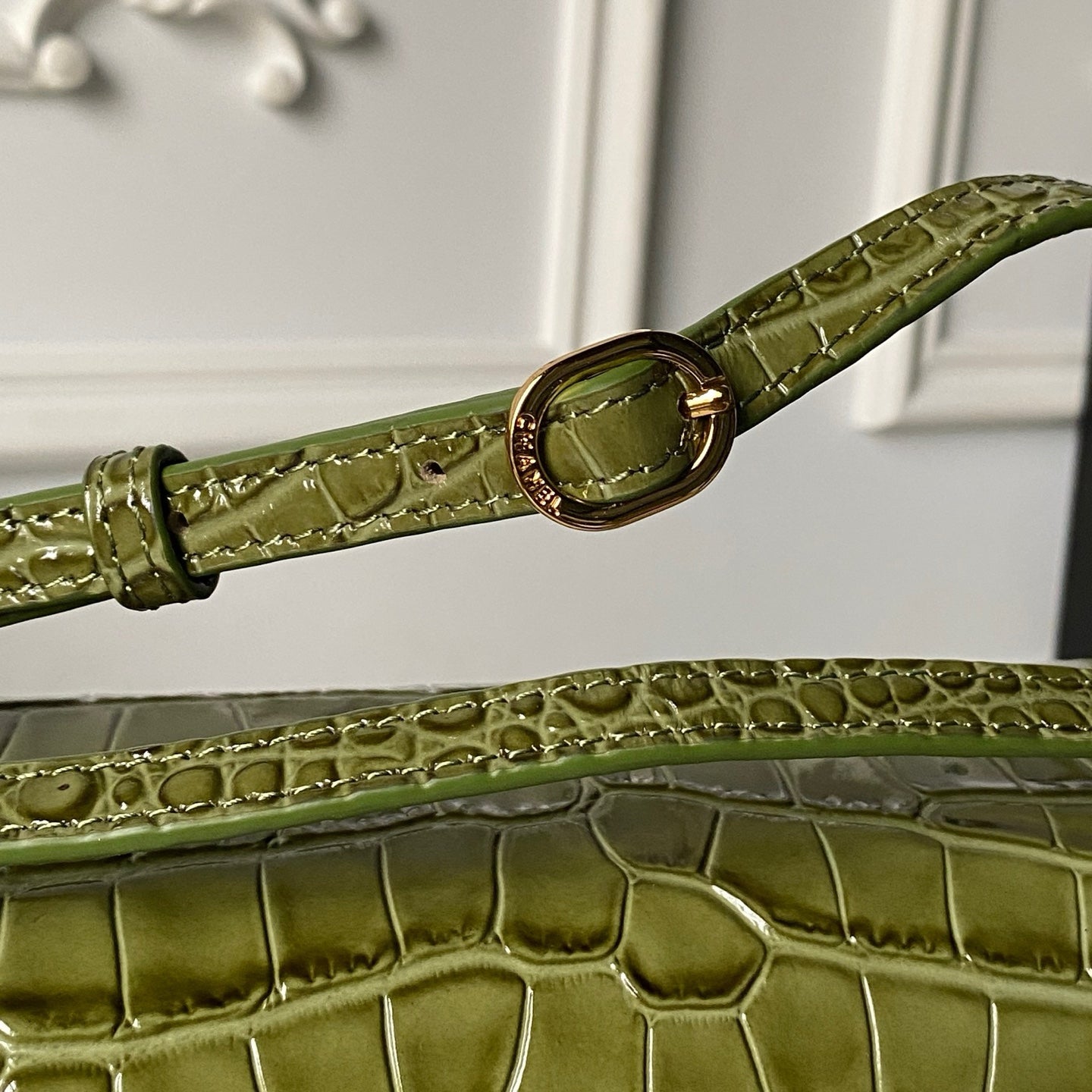 CHANEL 26S CC LOGO SHOULDER BAG 32 IN OLIVE GREEN CROCODILE-EMBOSSED CALFSKIN GOLD HARDWARE
