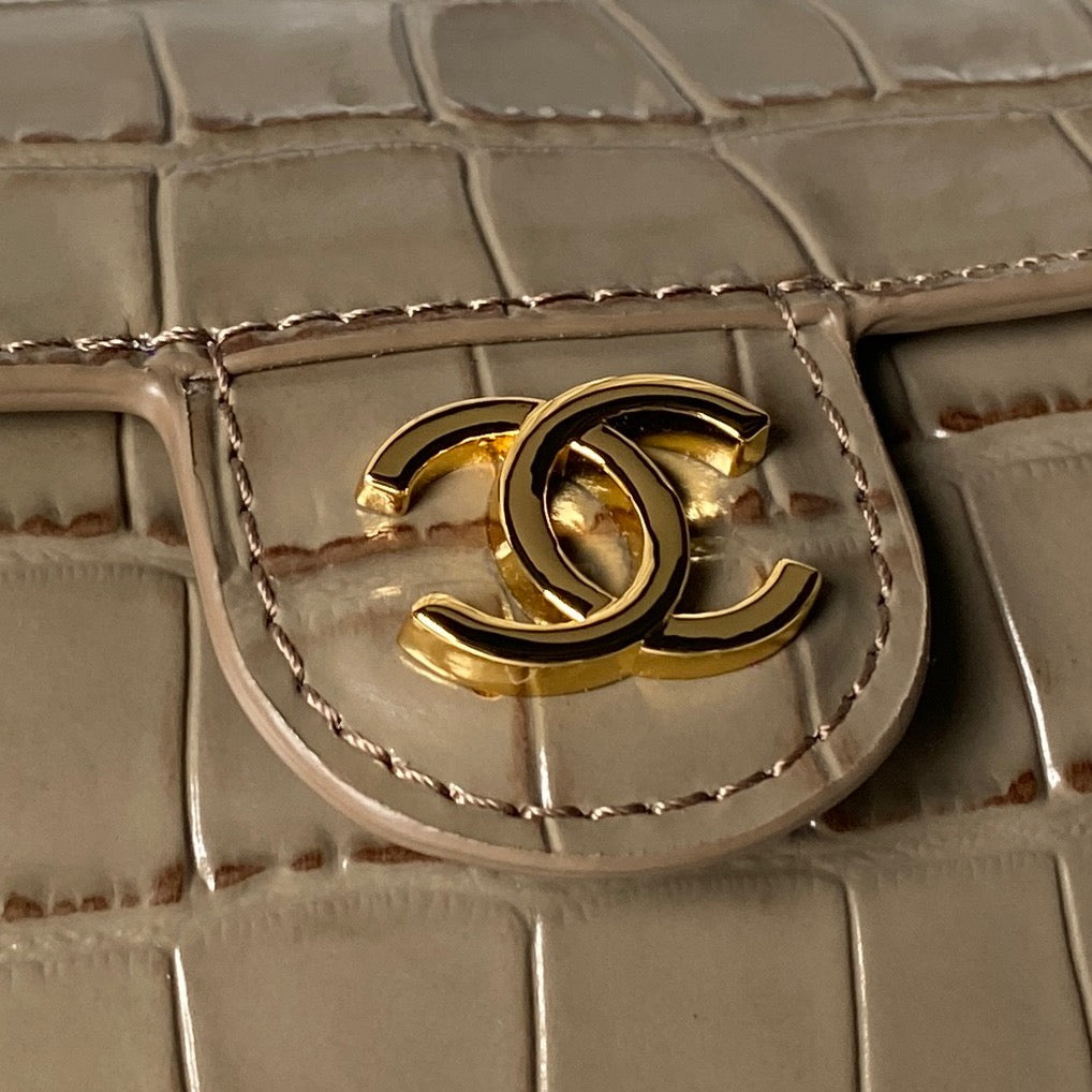 CHANEL 26S BARREL CLUTCH WITH CHAIN 23 IN KHAKI BROWN CROCODILE-EMBOSSED CALFSKIN GOLD HARDWARE