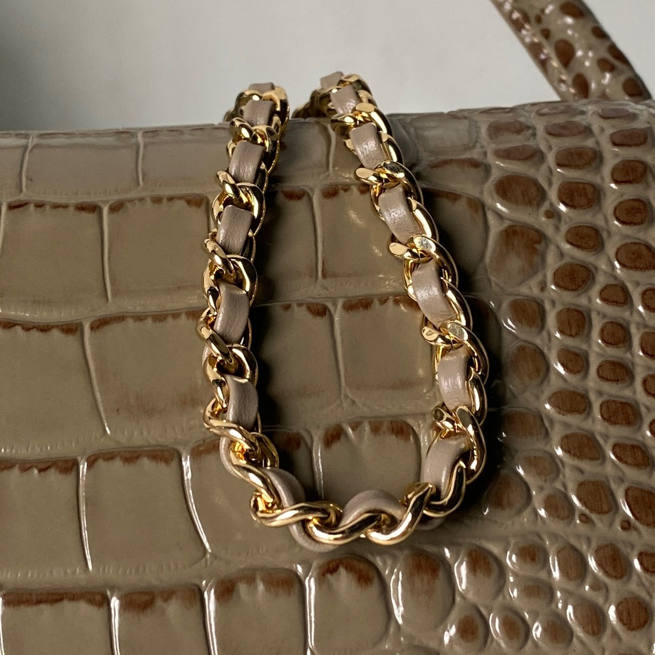 CHANEL 26S BARREL CLUTCH WITH CHAIN 23 IN KHAKI BROWN CROCODILE-EMBOSSED CALFSKIN GOLD HARDWARE