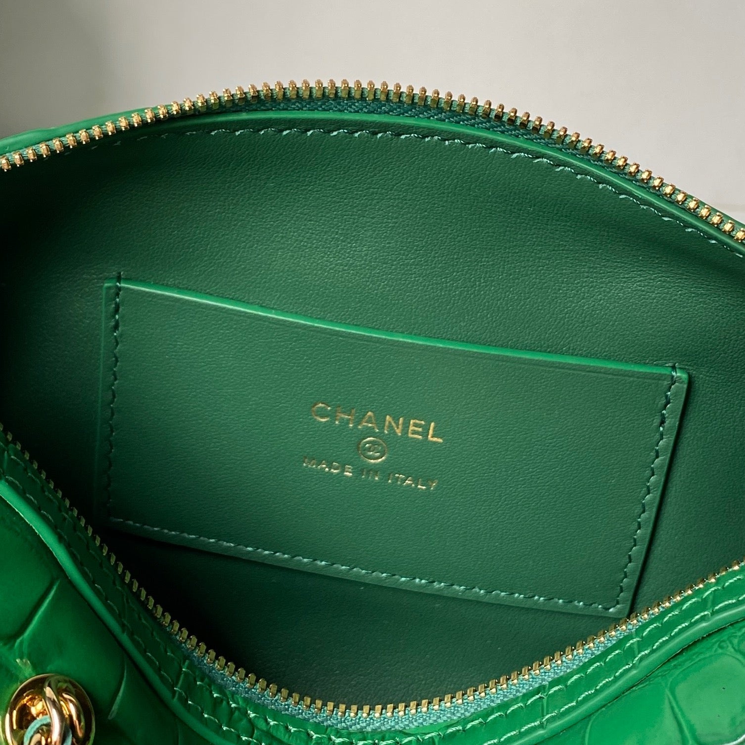 CHANEL 26S MINI TIMELESS CLASSIC BARREL BAG 19 IN GREEN CROCODILE-EMBOSSED PATENT CALFSKIN GOLD HARDWARE