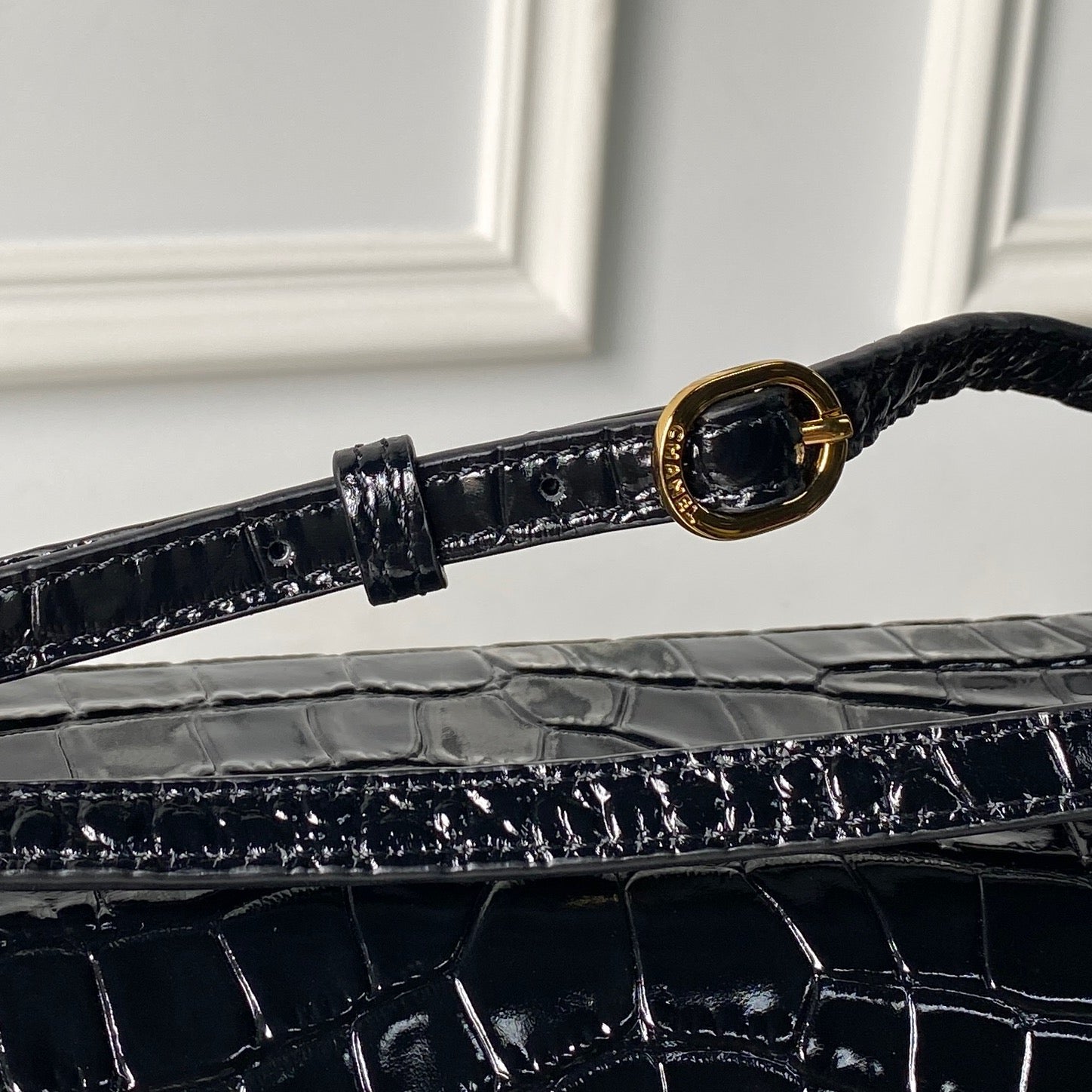 CHANEL 26S CC LOGO SHOULDER BAG 32 IN BLACK CROCODILE-EMBOSSED CALFSKIN GOLD HARDWARE