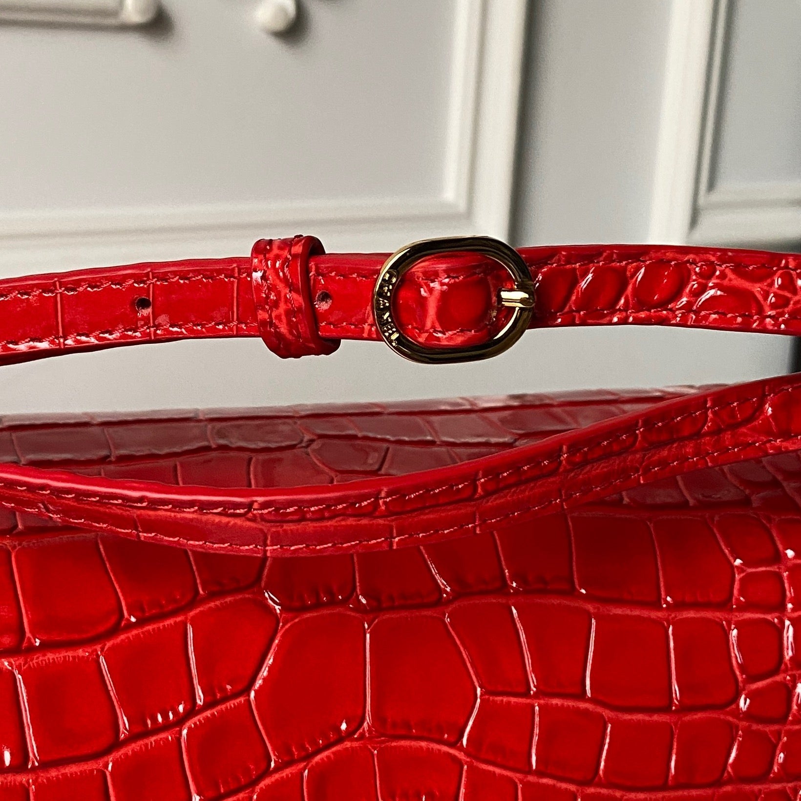 CHANEL 26S CC LOGO SHOULDER BAG 32 IN DARK RED CROCODILE-EMBOSSED CALFSKIN GOLD HARDWARE
