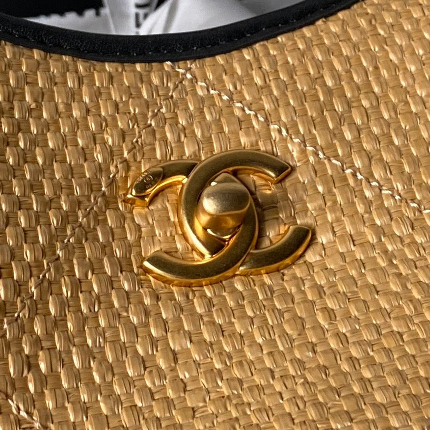 CHANEL 26S SMALL FLAP BAG 21 IN BLACK MESH-WOVEN RAFFIA AND CALFSKIN GOLD HARDWARE