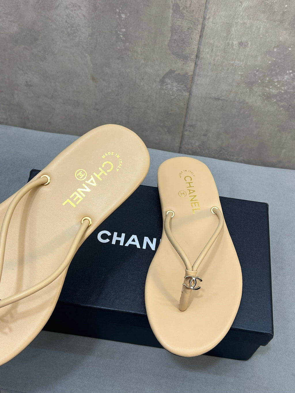 CHANEL 26S FLIP FLOPS IN BEIGE CALFSKIN CC LOGO