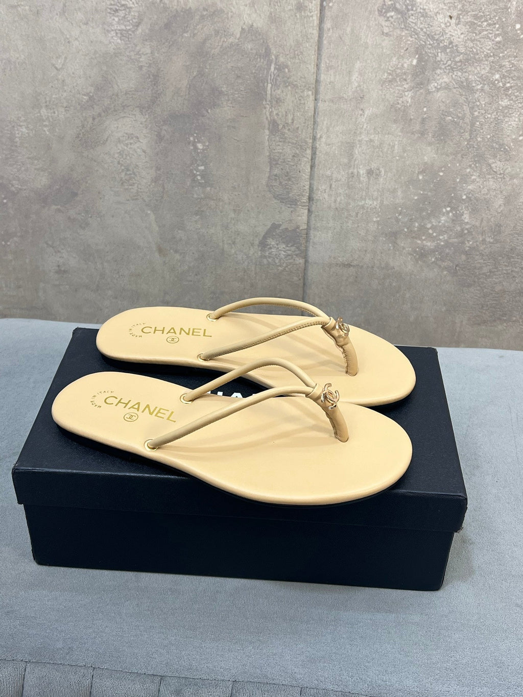CHANEL 26S FLIP FLOPS IN BEIGE CALFSKIN CC LOGO