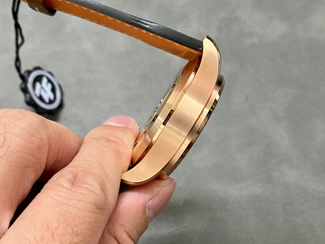 PILOT’S WATCH EDITION 43 MM ROSE GOLD CASE WITH CIDER BROWN LEATHER STRAP