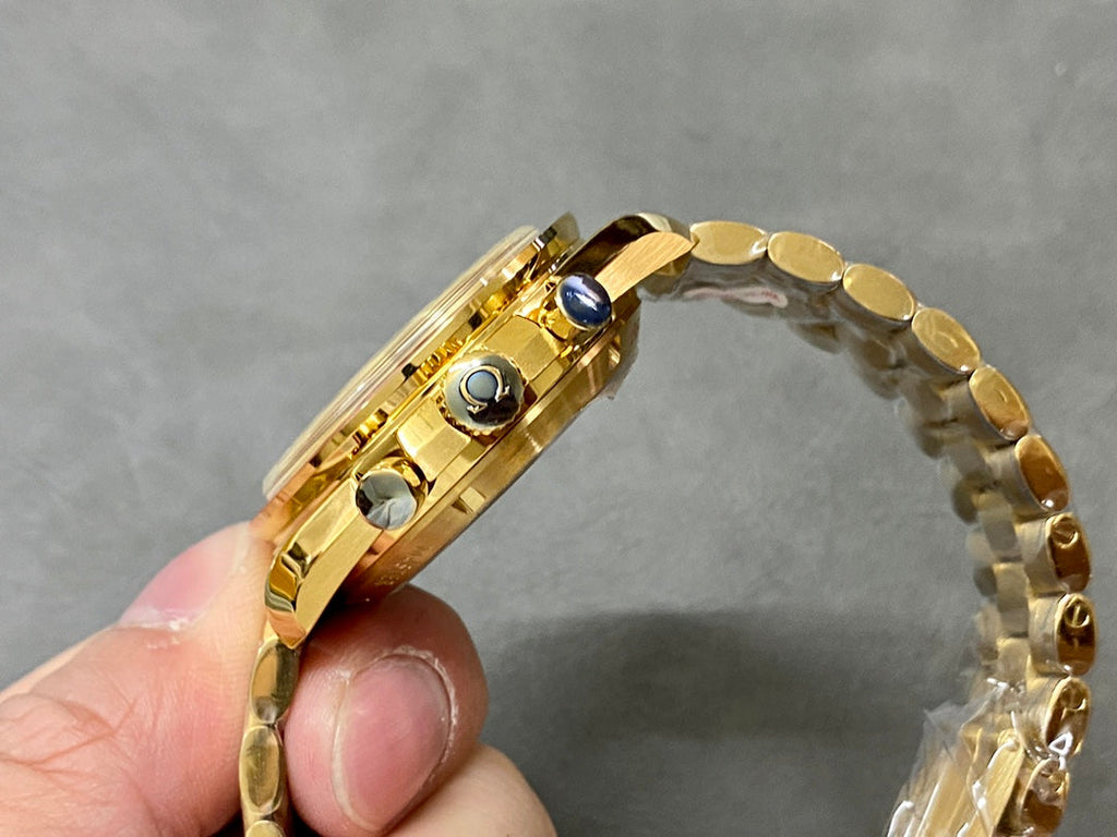 A SPEEDMASTER IN GOLD FOR APOLLO 11