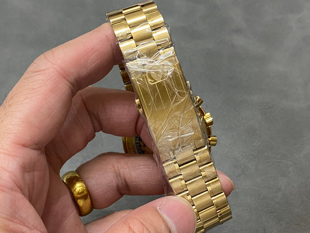 A SPEEDMASTER IN GOLD FOR APOLLO 11