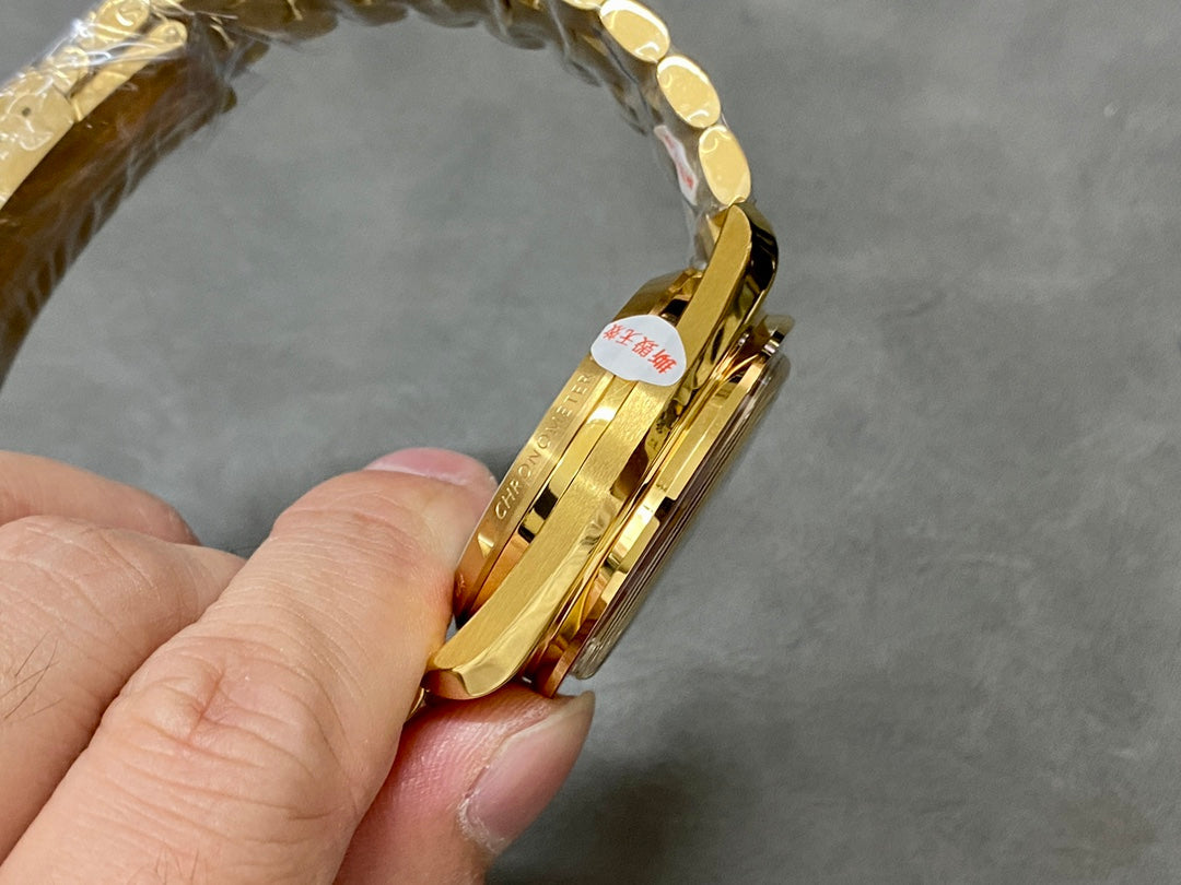A SPEEDMASTER IN GOLD FOR APOLLO 11