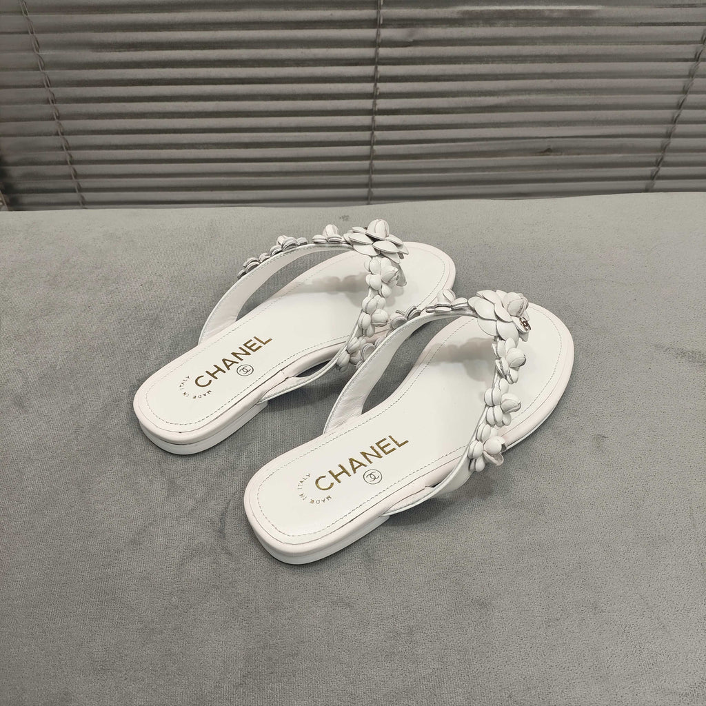 THONG SLIPPERS CAMELLIA IN WHITE CALFSKIN