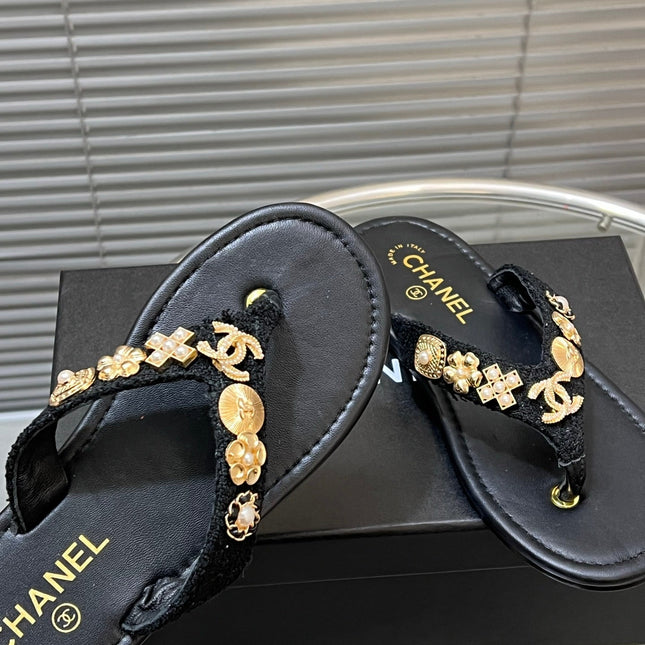 THONG SLIPPERS IN BLACK SOFT LEATHER WITH LOGO STICKER DETAIL