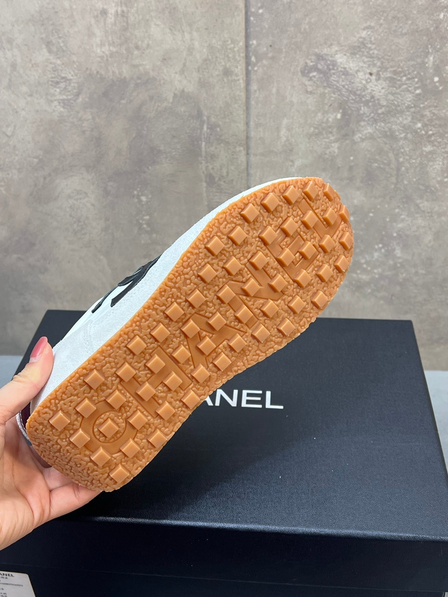 CHANEL 26S RUNNING SNEAKERS IN WHITE AND LIGHT GREY SUEDE AND NYLON CC LOGO