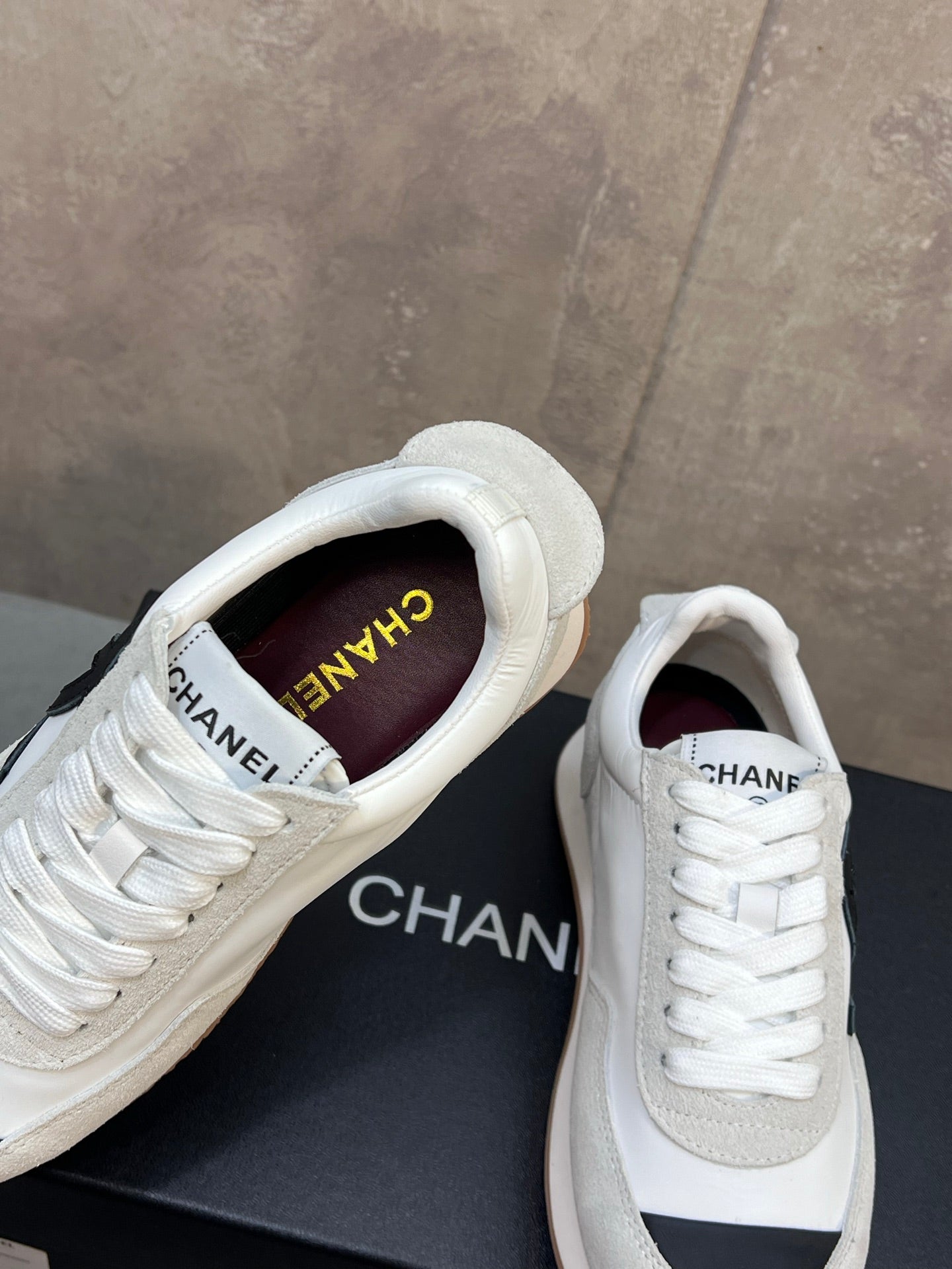CHANEL 26S RUNNING SNEAKERS IN WHITE AND LIGHT GREY SUEDE AND NYLON CC LOGO