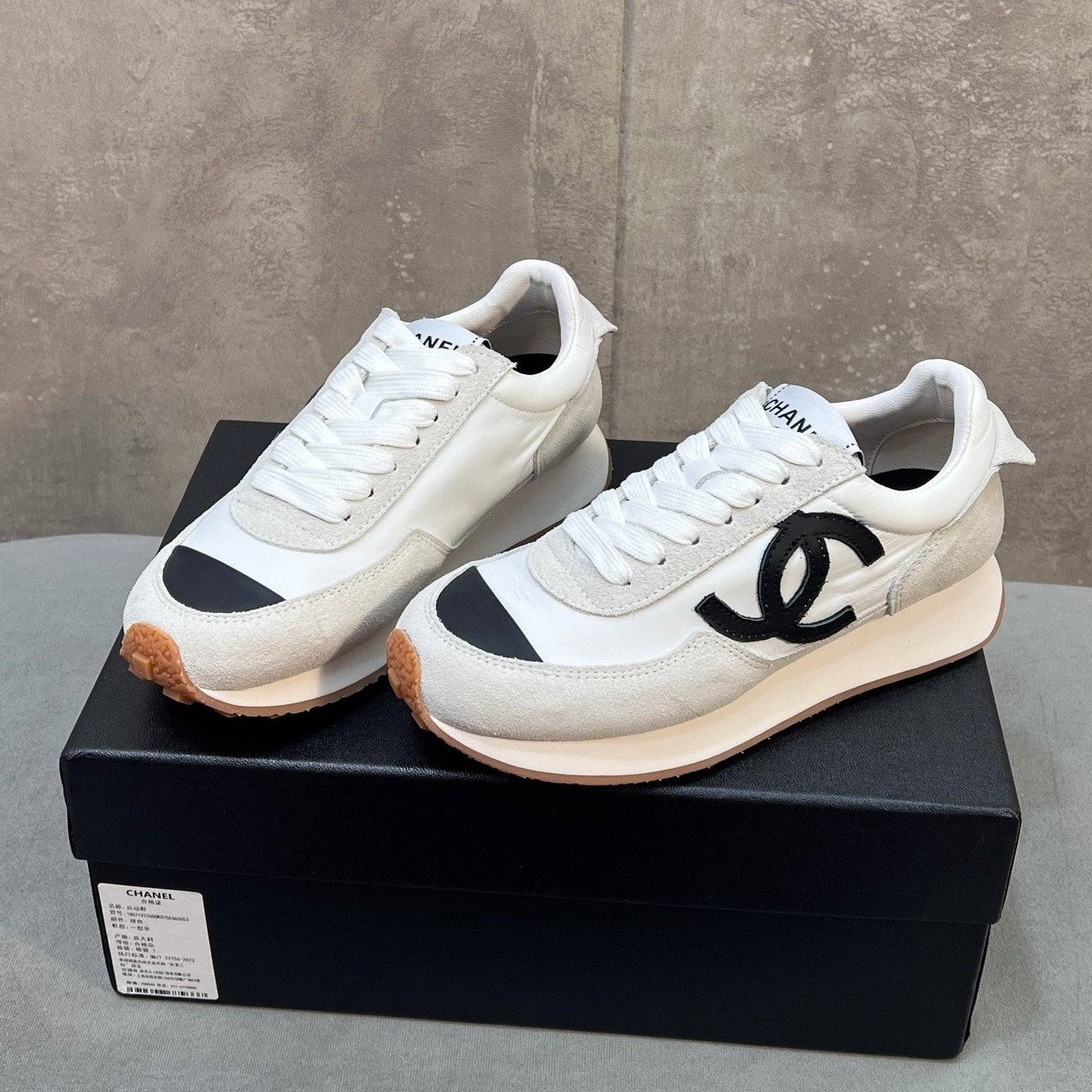 CHANEL 26S RUNNING SNEAKERS IN WHITE AND LIGHT GREY SUEDE AND NYLON CC LOGO