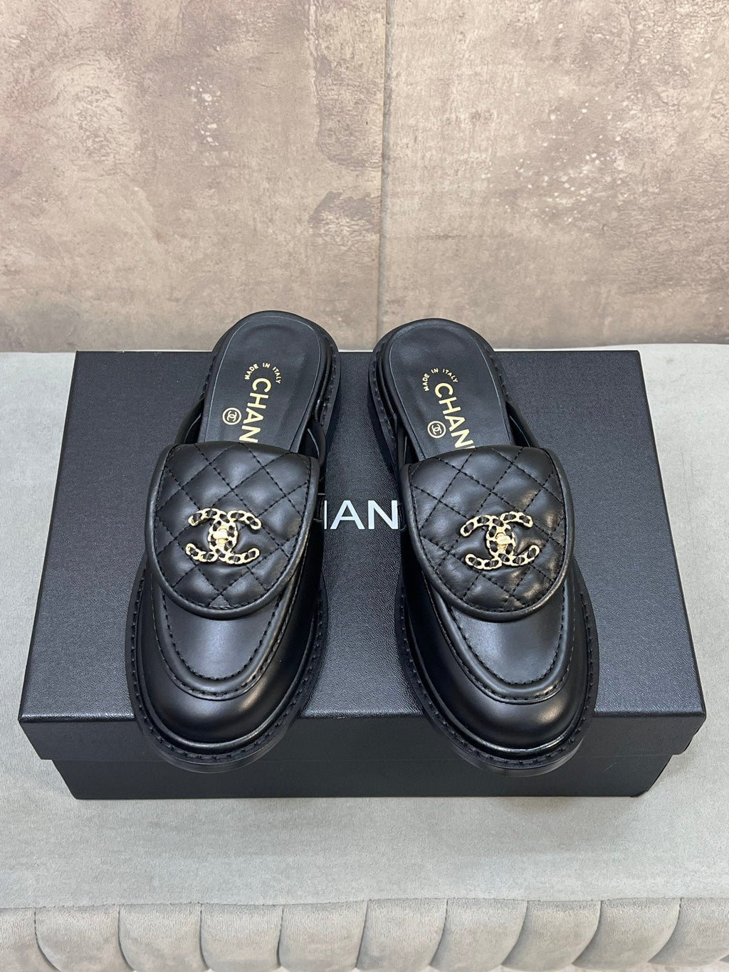 CHANEL 26S MULE LOAFERS IN BLACK QUILTED CALFSKIN WITH CC LOGO