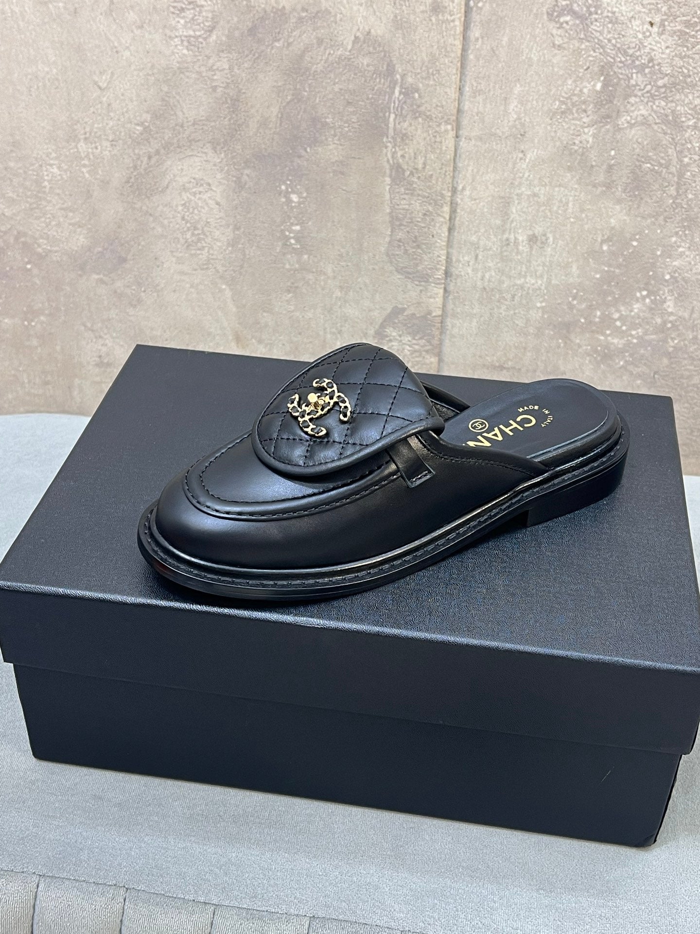 CHANEL 26S MULE LOAFERS IN BLACK QUILTED CALFSKIN WITH CC LOGO