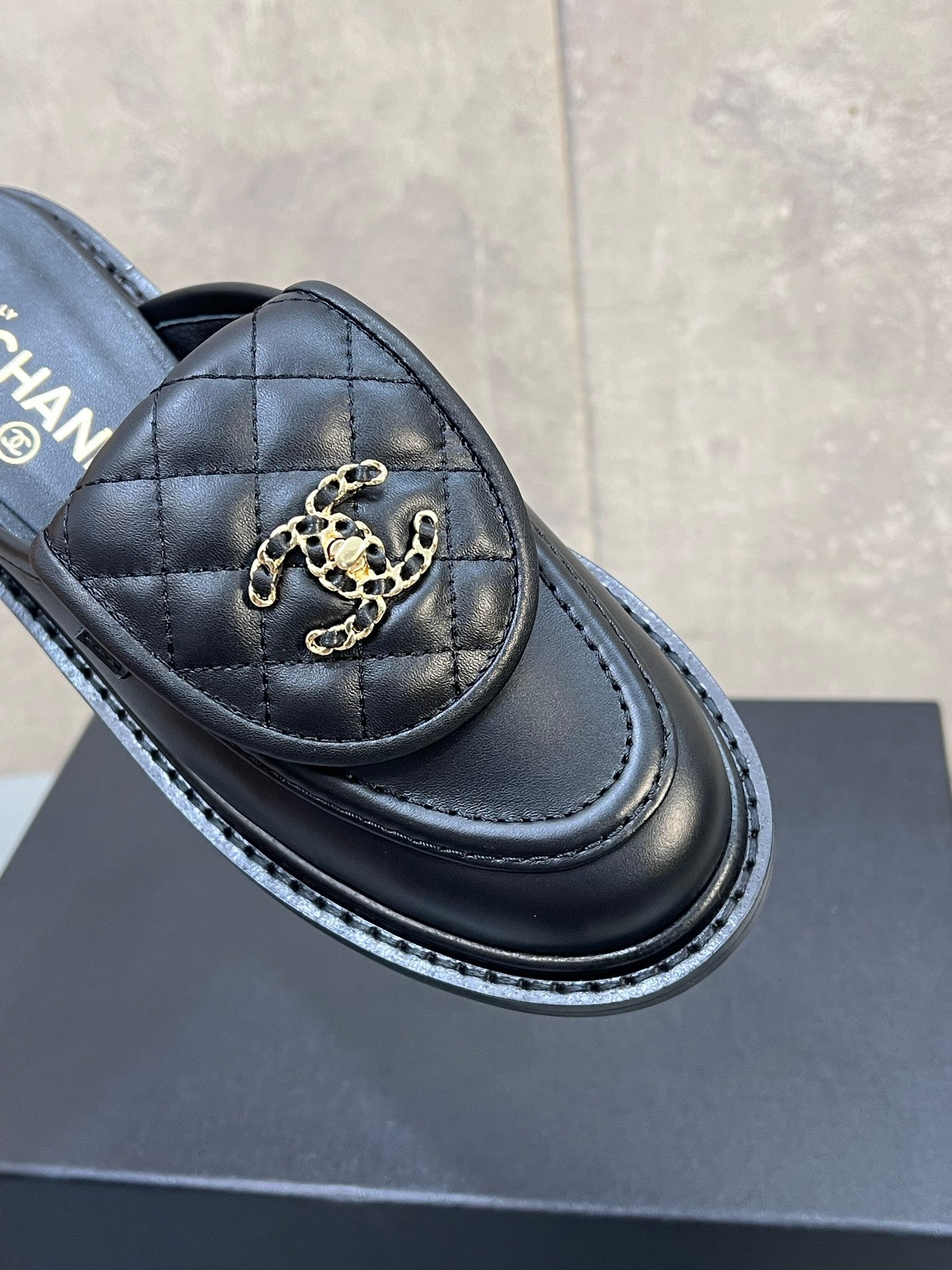 CHANEL 26S MULE LOAFERS IN BLACK QUILTED CALFSKIN WITH CC LOGO