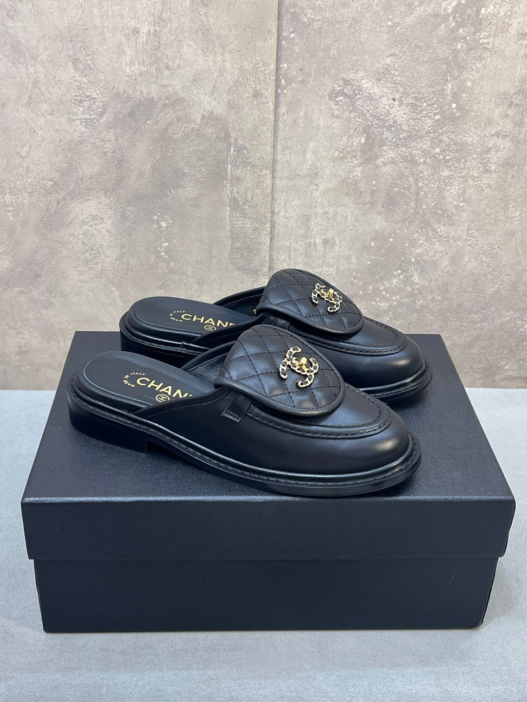 CHANEL 26S MULE LOAFERS IN BLACK QUILTED CALFSKIN WITH CC LOGO
