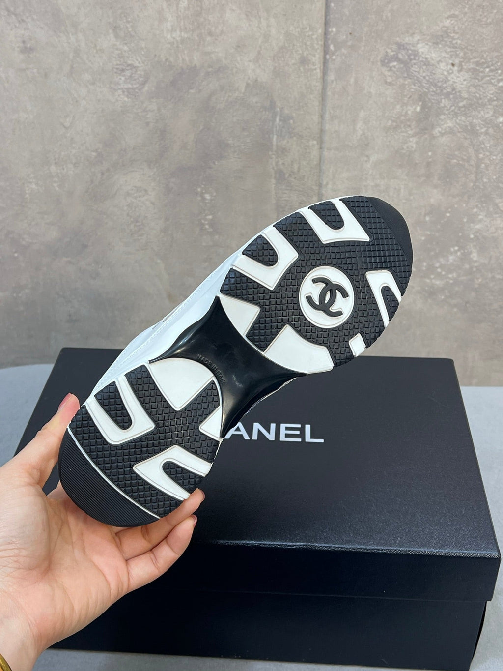 CHANEL 26S RUNNER CC LOGO SNEAKERS IN WHITE CALFSKIN
