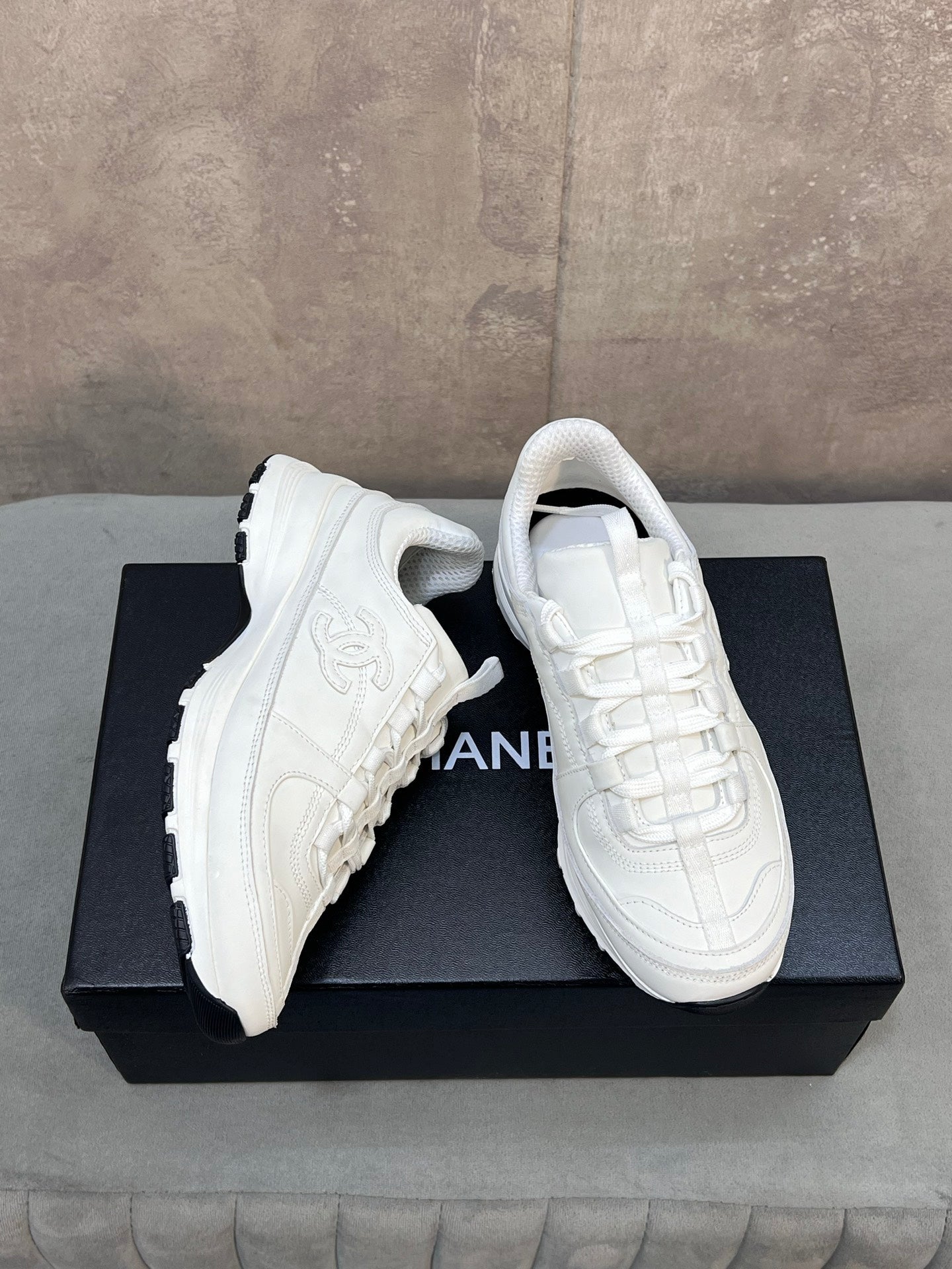 CHANEL 26S RUNNER CC LOGO SNEAKERS IN WHITE CALFSKIN