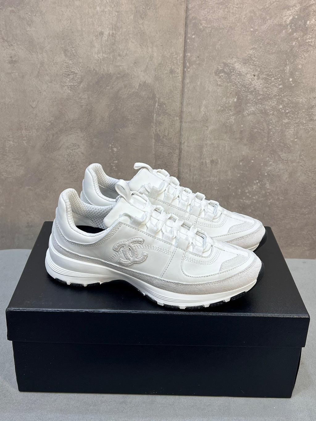 CHANEL 26S RUNNER CC LOGO SNEAKERS IN WHITE CALFSKIN AND SUEDE