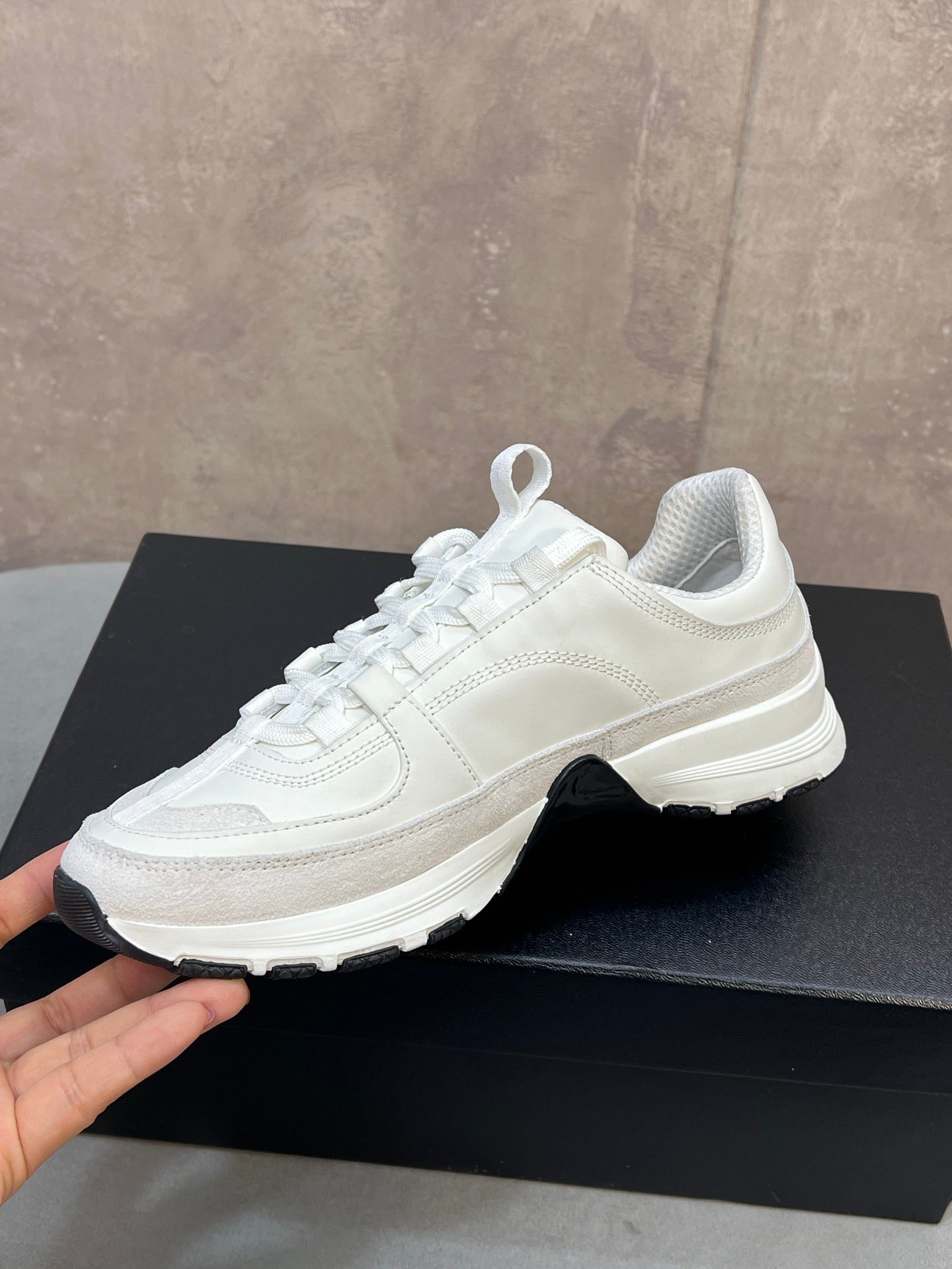 CHANEL 26S RUNNER CC LOGO SNEAKERS IN WHITE CALFSKIN AND SUEDE