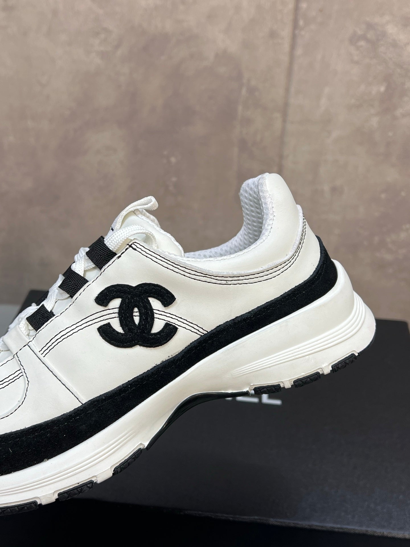 CHANEL 26S RUNNER CC LOGO SNEAKERS IN WHITE AND BLACK CALFSKIN