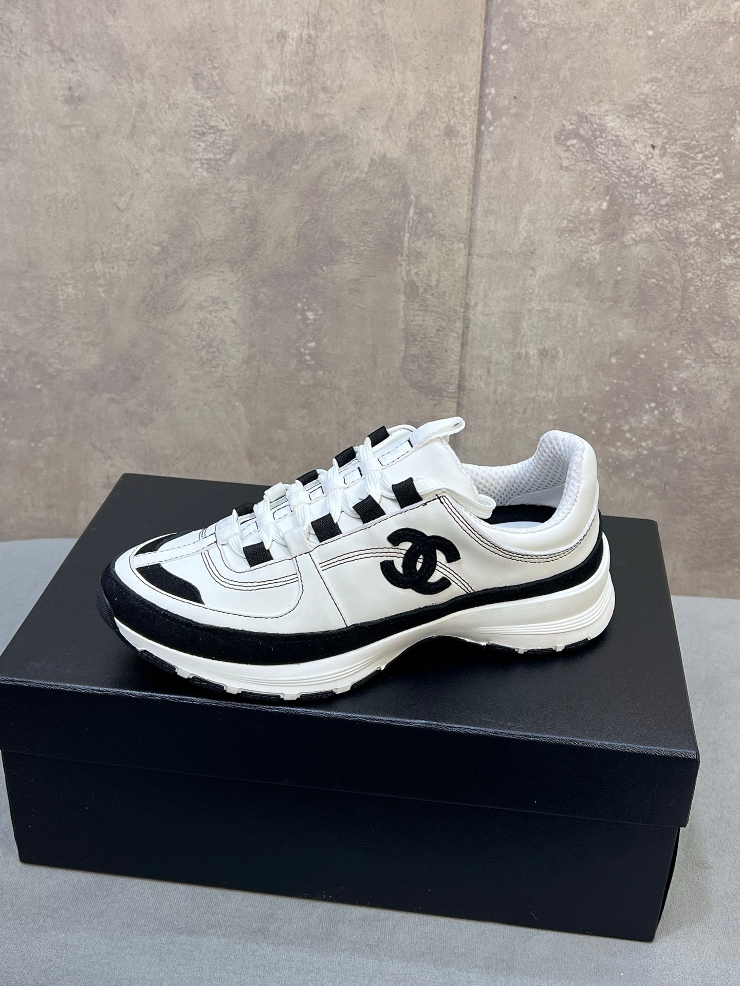CHANEL 26S RUNNER CC LOGO SNEAKERS IN WHITE AND BLACK CALFSKIN