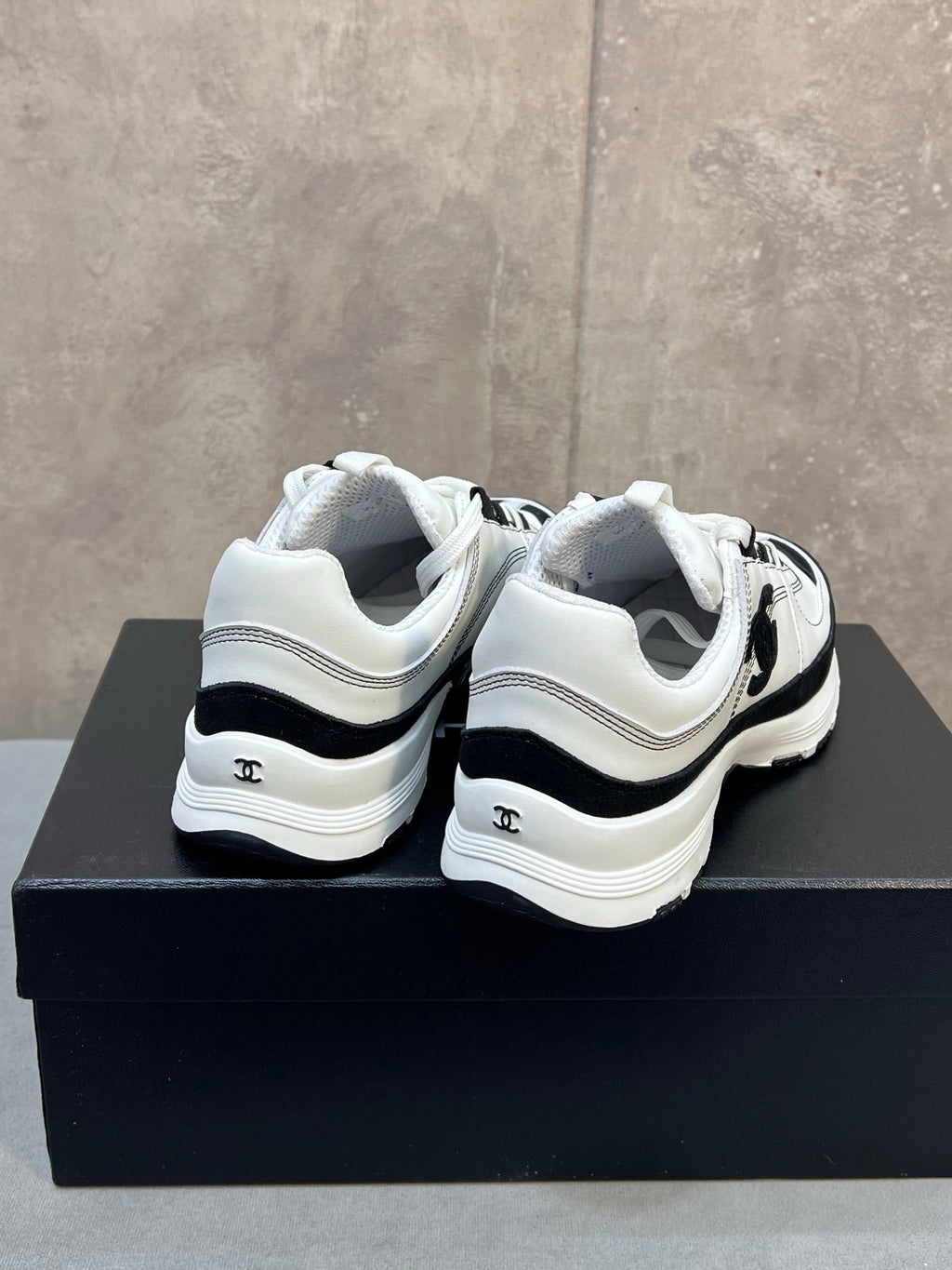 CHANEL 26S RUNNER CC LOGO SNEAKERS IN WHITE AND BLACK CALFSKIN