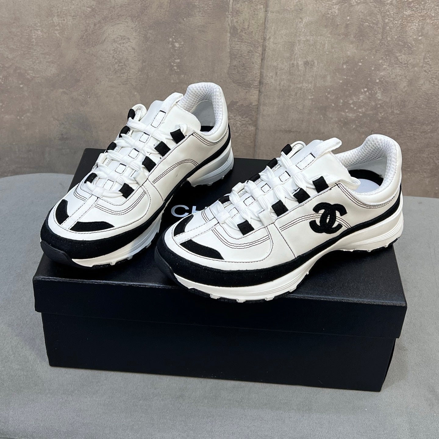 CHANEL 26S RUNNER CC LOGO SNEAKERS IN WHITE AND BLACK CALFSKIN