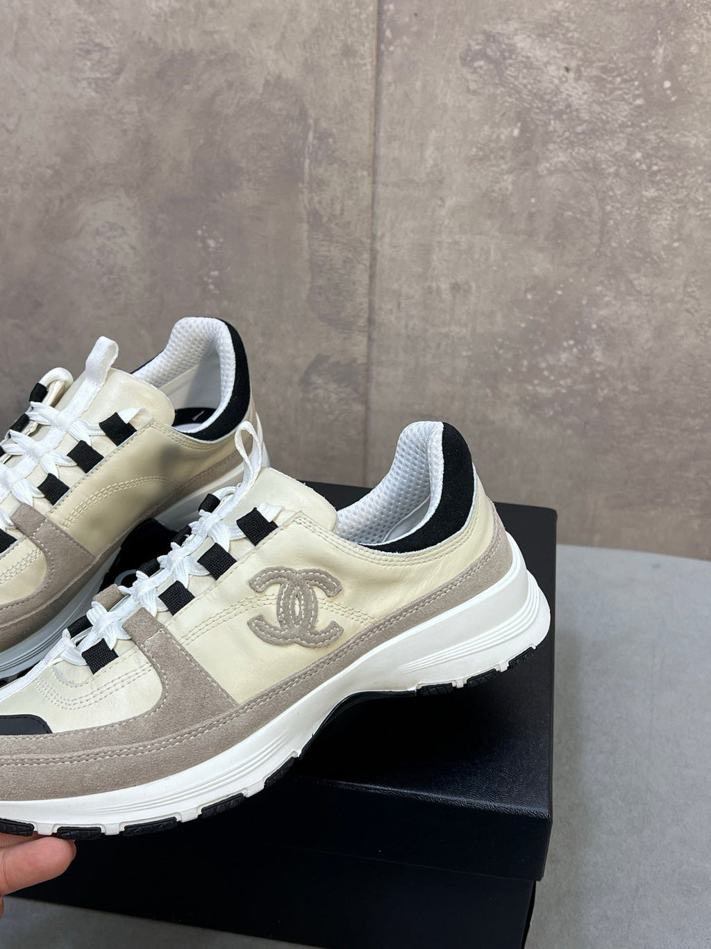 CHANEL 26S RUNNER CC LOGO SNEAKERS IN BEIGE AND GREY CALFSKIN