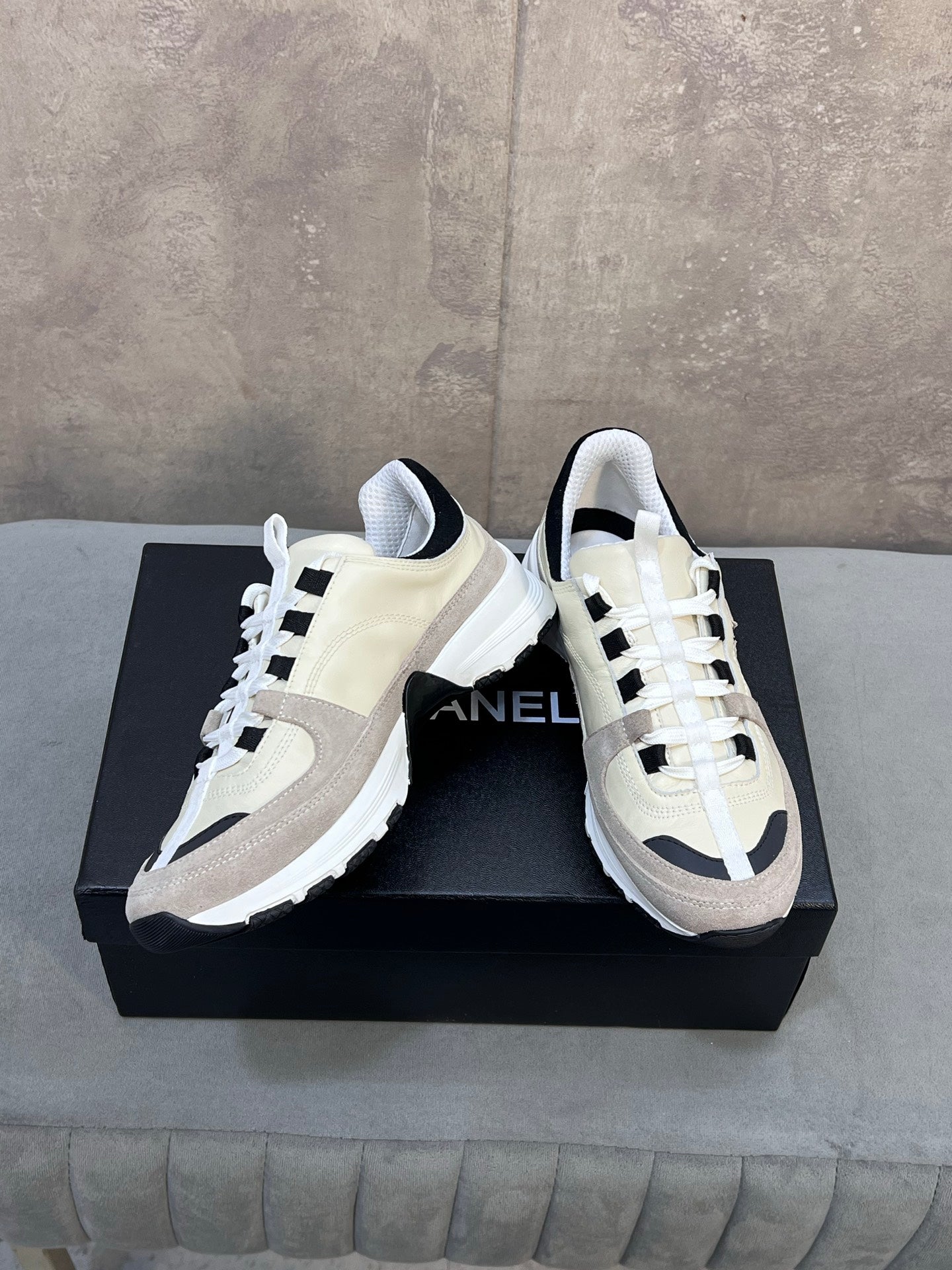 CHANEL 26S RUNNER CC LOGO SNEAKERS IN BEIGE AND GREY CALFSKIN
