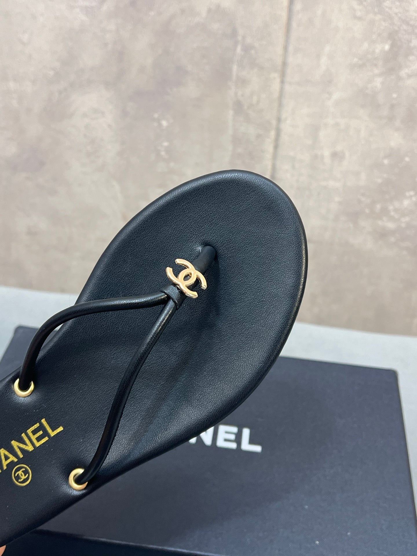 CHANEL 26S FLIP FLOPS IN BLACK CALFSKIN CC LOGO