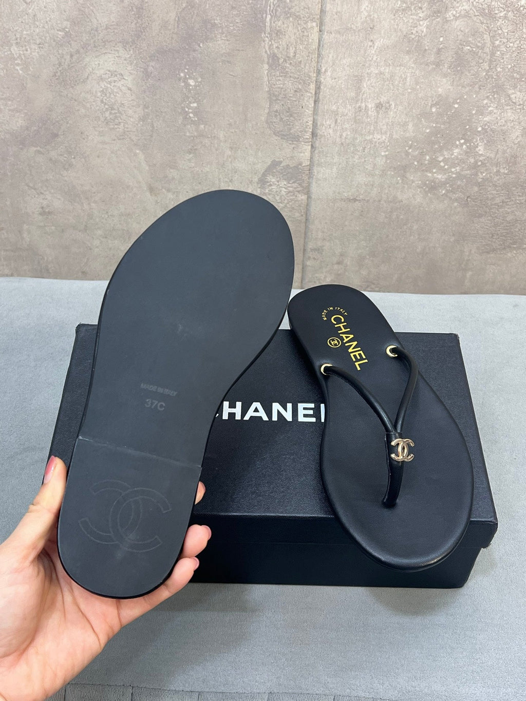 CHANEL 26S FLIP FLOPS IN BLACK CALFSKIN CC LOGO