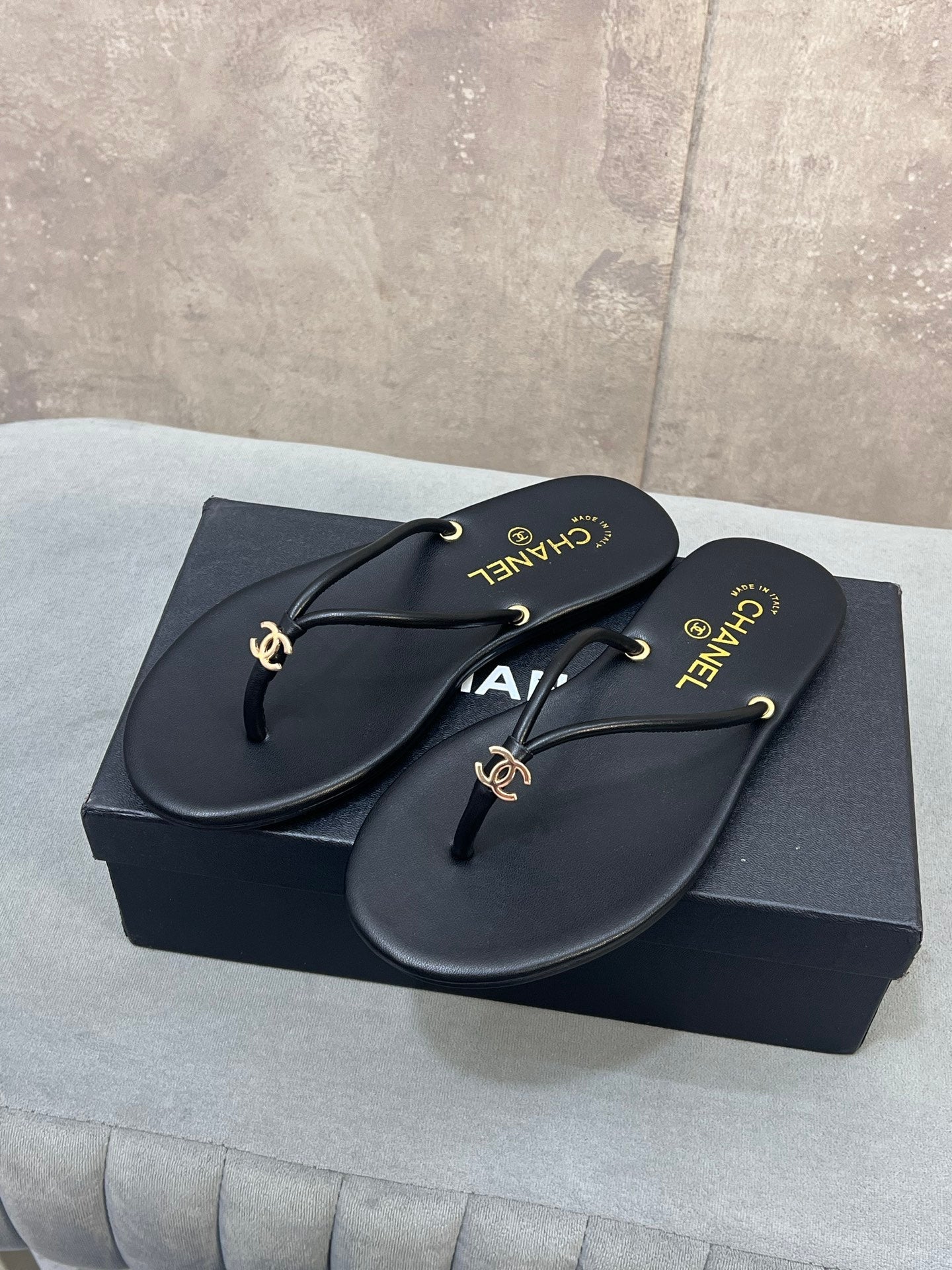 CHANEL 26S FLIP FLOPS IN BLACK CALFSKIN CC LOGO