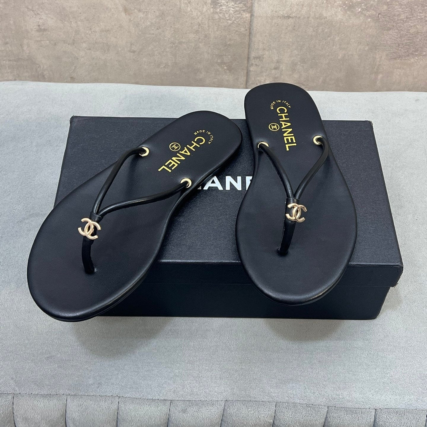 CHANEL 26S FLIP FLOPS IN BLACK CALFSKIN CC LOGO