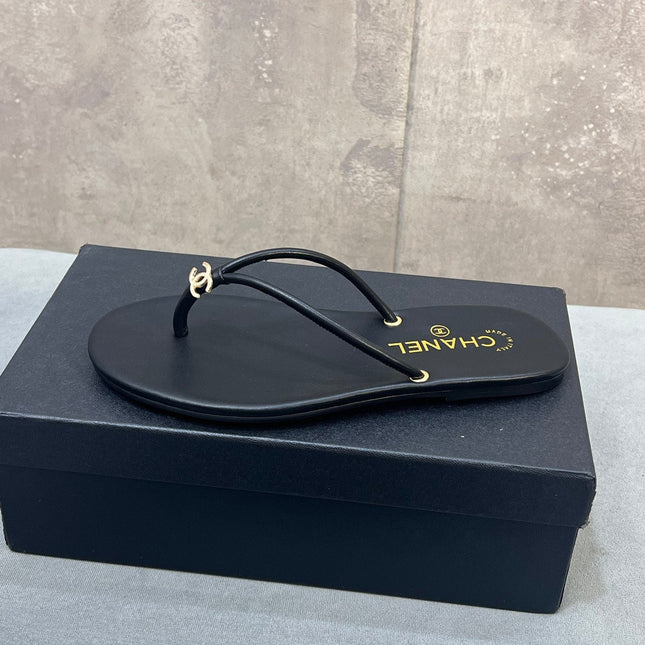 CHANEL 26S FLIP FLOPS IN BLACK CALFSKIN CC LOGO